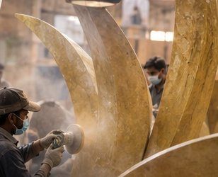 Visualisation of a worker grinding a leaf form